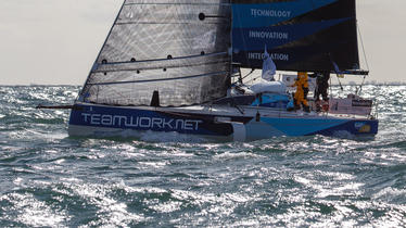 Race start at sea - zoom on the boats